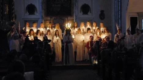 Det blev Luciafirande i Arjeplogs kyrka trots allt - fast på fel tidpunkt. Julia Karlberg och hennes stora följe bjöd på en briljant show.