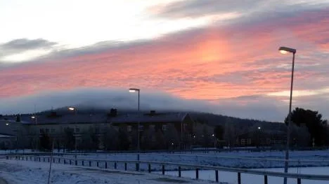 Solen är på väg upp. Dagen är på gång i Arjeplog. Klockan är 8.23, onsdagen den 27/10.