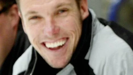 "Damhockeyn sköts amatörmässigt", menar Stephan Berglund, sportchef i Munksund/S . På söndag morgon åker Damkronorna till USA senare under dagen spelas en omgång i Riksserien.