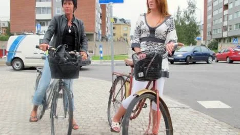 Mor och dotter: Birgitta och Hanna Granström, Piteå, tycker det fungerar helt okej att cykla i centrala Piteå: "Jag cyklar mycket med hunden, är det på en större väg utan gång- och cykelväg så tar jag trottoaren" säger Hanna.