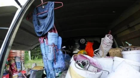 Hytten på pickupen är liten och fyra thailändska bärplockare måste sova på flaket.  Enligt Loung Sidala är det ungefär 80 personer från Fredrika som sover i sina bilar i Moskoselområdet.