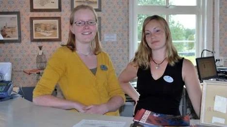 Anna Blomgren och Lotta Eriksson berättar att de hittills i år sett en ökning av sommarbesökare på Silvermuseet.