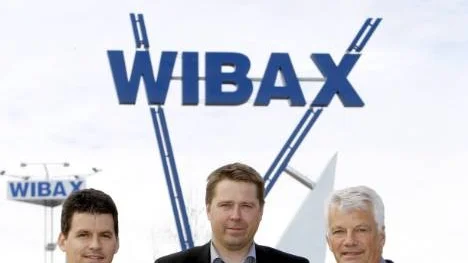 En trio med den rätta kemin. Längst till höger Wibax grundare, Bo Wiklund. Tillsammans med sonen Jonas Wiklund, vd för Wibax Logistics AB, flankerar de Thomas Sundqvist, vd för moderbolaget Wibax AB.