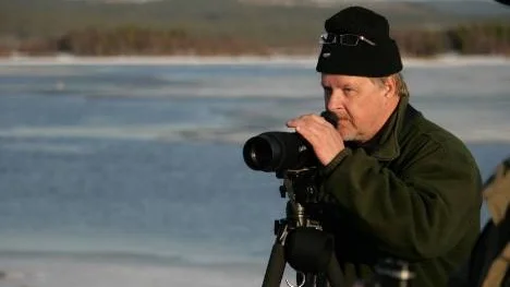 Är det inte en alfågel där ute? Jovisst, efter en titt i Roland Stenbergs tubkikare var det ingen tvekan längre.