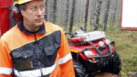 Pekka Niskakangas, Uleåborg, är en av dem som sköter om borrningarna i Lavers skogar.