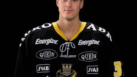 I kväll är det nedsläpp i Elitserien. Då gör Stefan Johansson från Piteå debut med nykomlingen AIK som möter Linköping. "Det är kul att jag har nått till den högsta serien i Sverige", säger han.