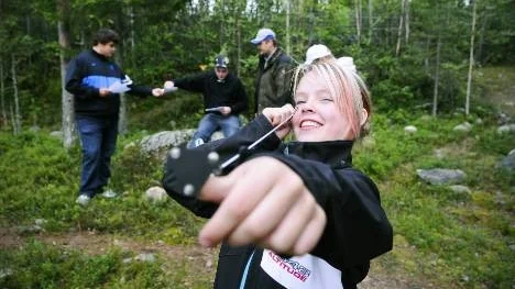 Jennifer Bäckström räknade ut grundytan till 16 träd genom relaskopet. Sedan omvandlade hon det till volym per hektar och räknade ut att det ska finns 125 kubikmeter per hektar på tallheden bakom Ringelskolan. "Jag skulle behöva armförlängare", säger hon.