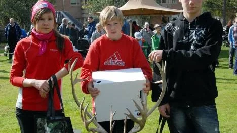 Segraren i klassen 13-17 Lars-Johan Larsson flankeras av tvåan Magdalena Persson och trean Hugo Lundgren.
