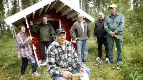 När Norrbottens Sjukvårdsparti samlades för att måla valstugan var platsen självklar: Rosvik. Karin Andersson,  Martin Åström, Hans Taivalsaari, Åke Isaksson, Helge Lönnberg. Längst fram Johnny Åström. Alla tillhör partiet - samtliga bor i Rosvik.