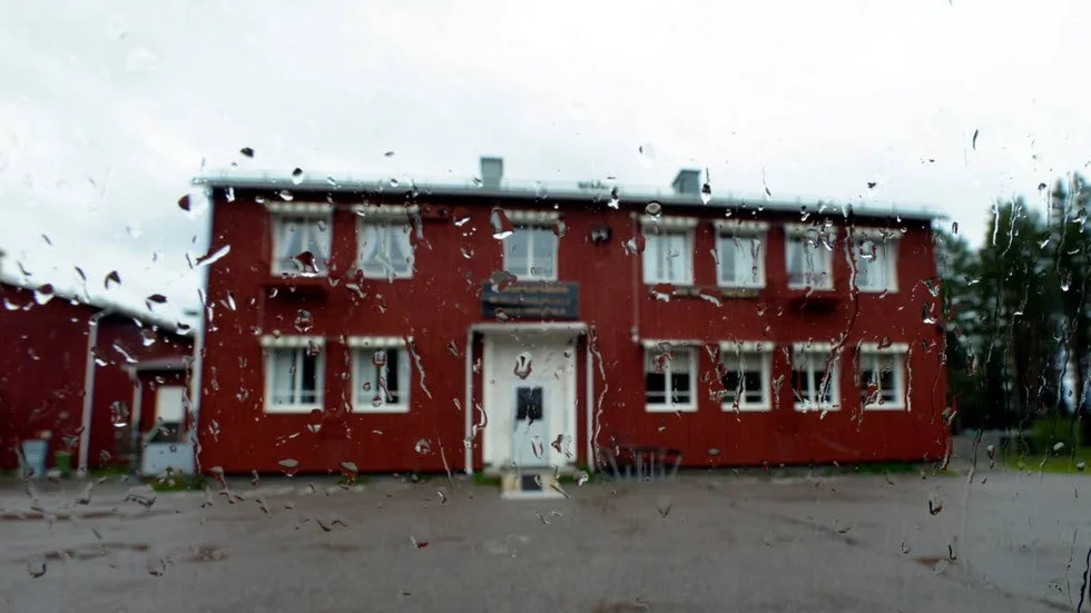 Innan skolavslutningen i år meddelade Arjeplogs kommun att det inte blir någon skolstart i Slagnäs skola till hösten. Det på grund av att man inte hittar arbetskraft som är behörig.