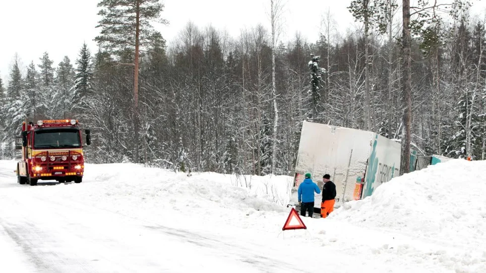 Det krävs två bärgningsbilar och arbetet kommer att ta ett par timmar under eftermiddagen.