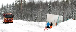Bärgning av lastbil stoppar trafiken