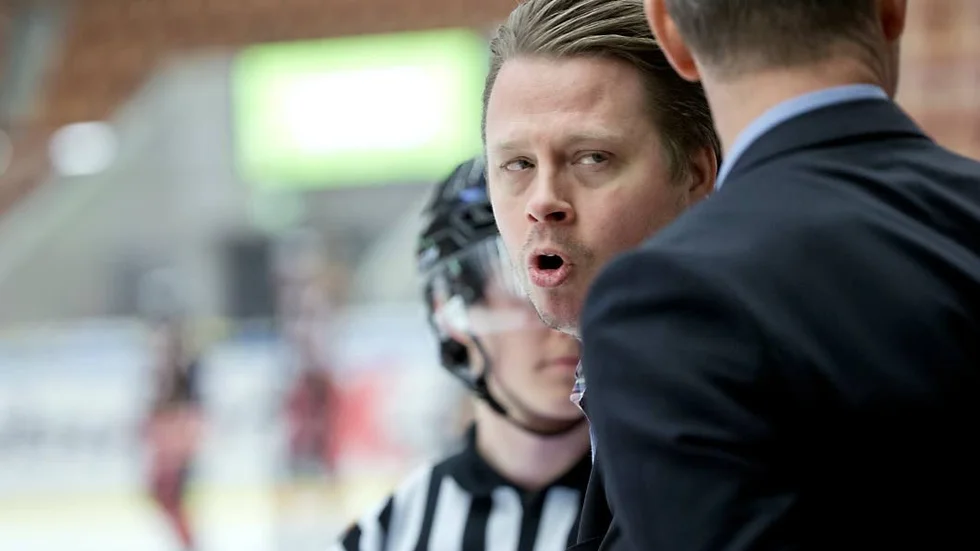 HÄRDA TAG. Det var hårda tag i båset också. Luleås tränare Fredrik Glader kom ihop sig med Modos Mikael Nilsson.