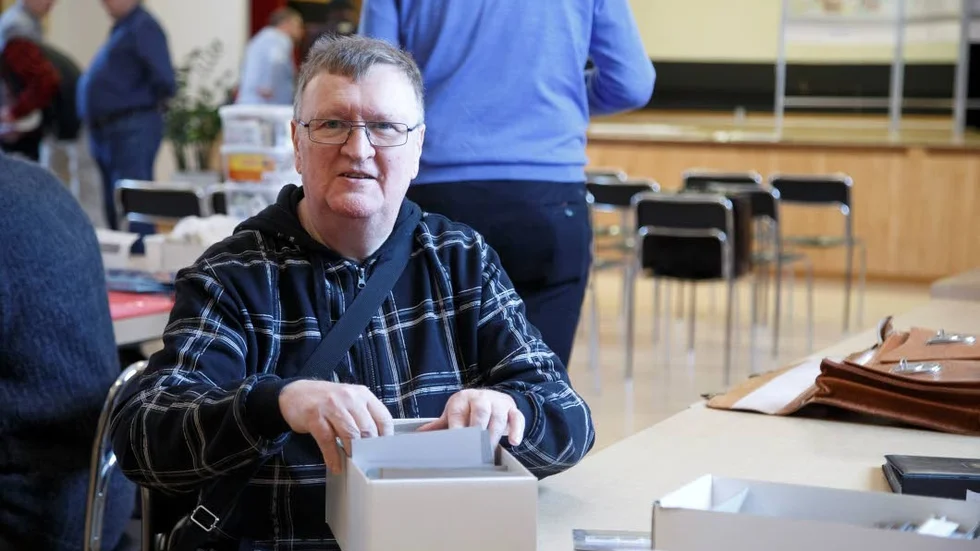 Kjell Nordman, ordförande för Piteå frimärksklubb har sina samlingar hemma men kikar gärna på andras.