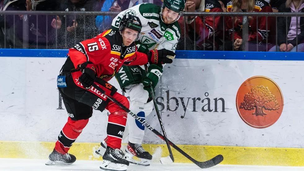 221013 Luleås Carl Mattsson under ishockeymatchen i SHL mellan Luleå och Färjestad den 13 oktober 2022 i Luleå. 
Foto: Simon Eliasson / BILDBYRÅN / COP 159 / SE0127