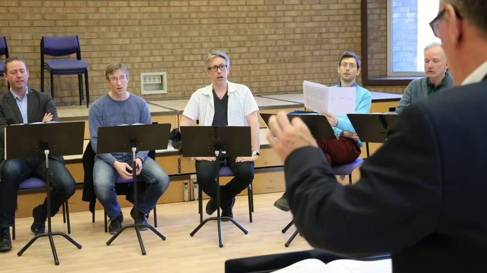 Hörnstenar. Jonas Nyström är del av mansstämmorna i Erik Westbergs Vokalensemble under inspelningen.