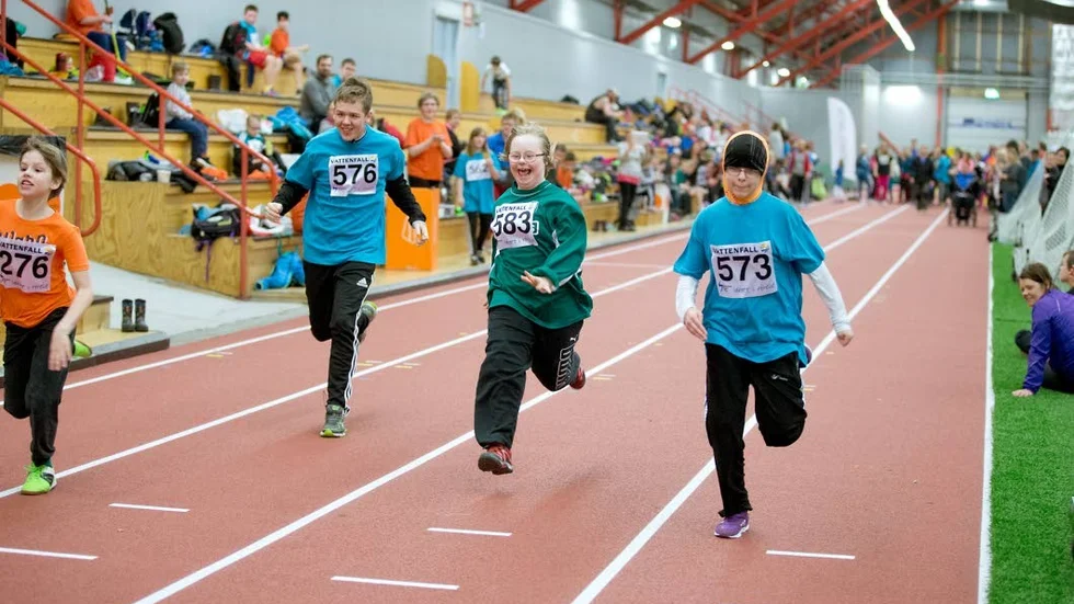 Snabbfotade. Det gick undan när trion i blåa och gröna tröjor Carl Holmgren, Maja Lundberg och Hanan Haj Abas från Knut Lundmarkskolan i Älvsbyn sprang 60 meter på tid.