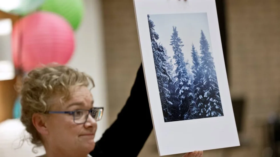 Nus producent Kicki Enquist med en av de tolkningar fotografen Olivia Markström gjort till konserten.