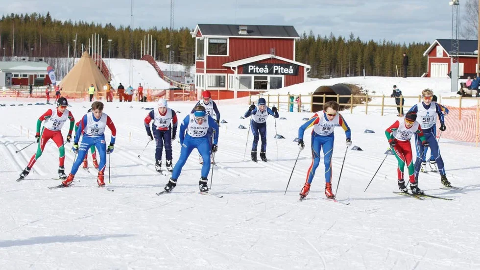 Full fart. Efter starten ville många få en bra position i första kurvan.