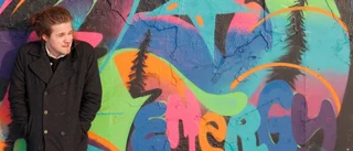 Ung konstnär visualliserar konsert med graffiti