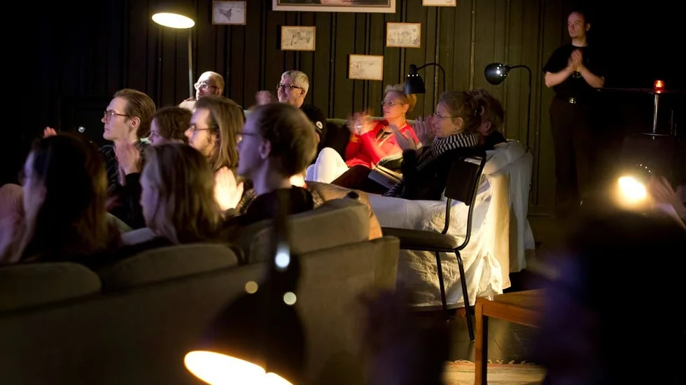 Boxmys. Black box var möblerad som ett mellanting mellan vardagsrum och kafé vid förra årets New Directions.