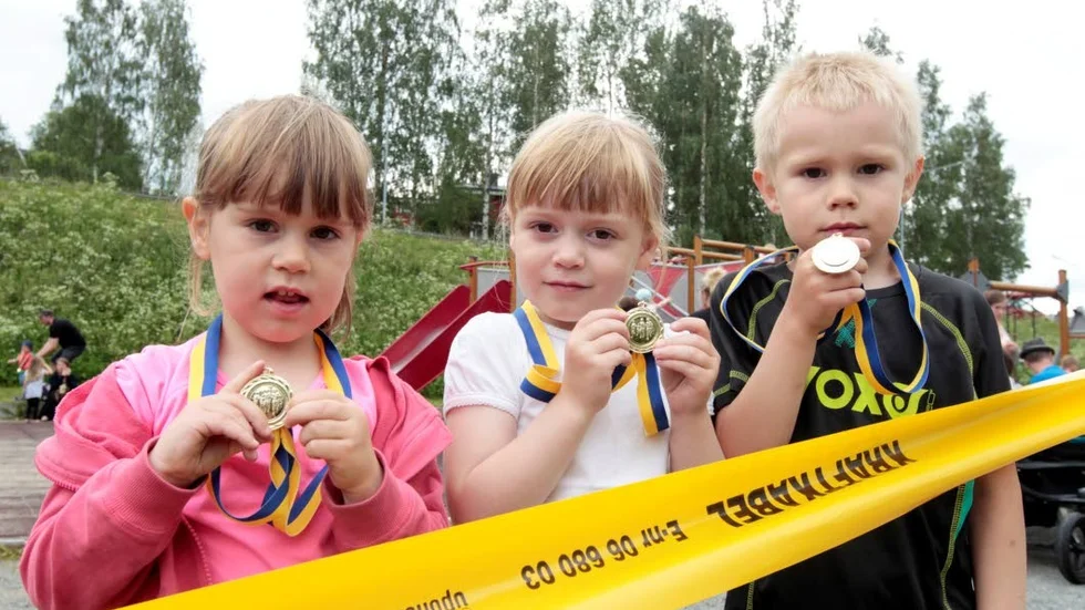 Duktiga. Vilma Andersson, Siri Joanson och Lukas Andersson sprang alla till sig en medalj, kex och saft.