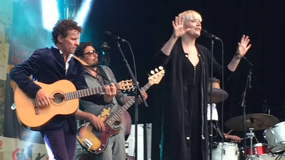 Lokala gäster på scenen. Jenny Sandgren från Great Gig sjöng duett med Bosse Sundström.