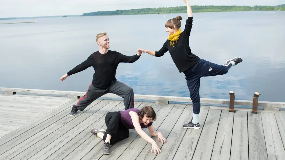 Premiär. Christofer Lindström, Lava Markusson och Lisa Hennix Raukola övar inför föreställningen. Under fredagen är det premiär.