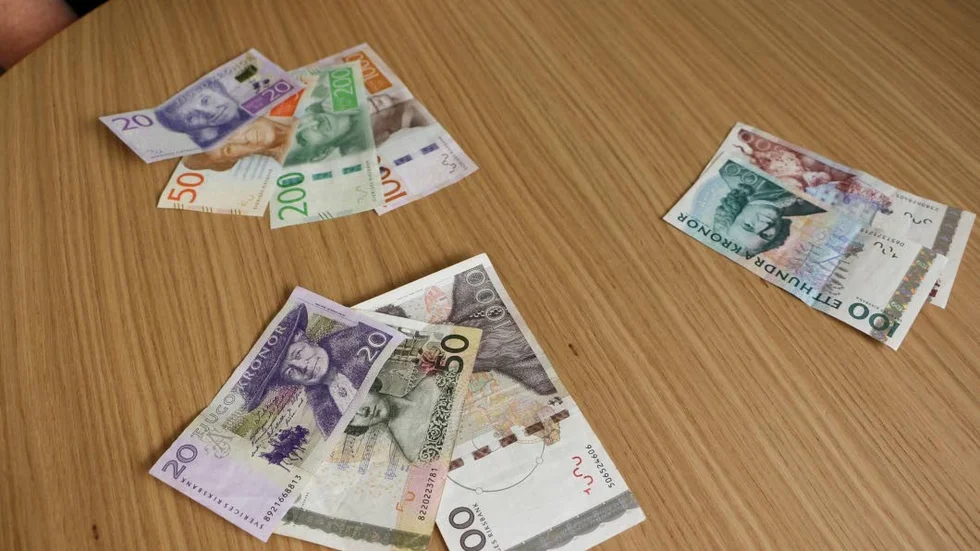 SEDELBYTE. Sedlarna närmast bild går inte längre att handla med, utan nu gäller endast sedlarna längst upp till vänster och höger.