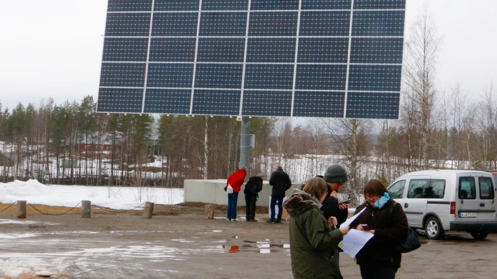Fick information. Lördag inbjöds folk att beskåda Alterhedens rabarberiets investering i förnybar energi.