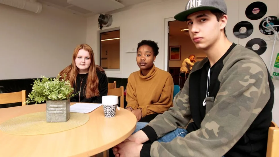 Oroliga. Niondeklassarna Alexandra Westerlund, Daniella Mukunzi och Mahmoud Kachour har alla sökt jobb hos kommunen. De är oroliga över att inte få en plats.