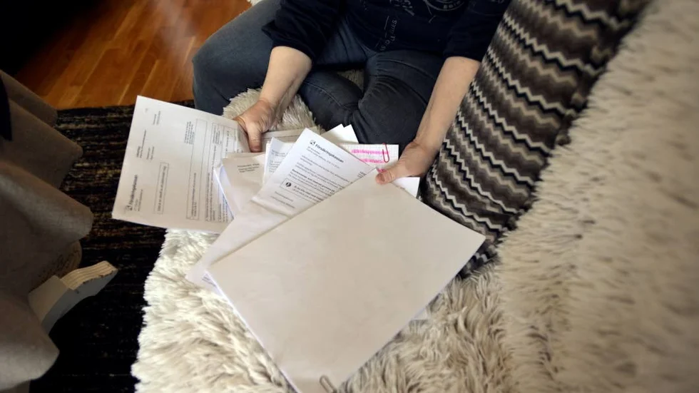 Pappershögen med journaler och intyg växer, och idag ligger Maud Lestander i tvist med Försäkringskassan. "De menar att jag ska orka arbeta, men blodtappningarna leder till att jag knappt tar mig ur sängen om dagarna."
