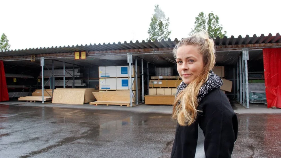 Oskadat. "Så här ser skärmtaken ut, det här klarade sig utan skador", säger Byggmax förman Mia Ekström.