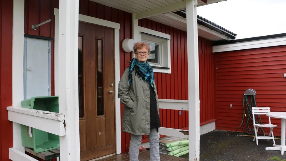 Iréne Simu kämpar för att få ett drägligt inomhusklimat, men har gått på flera minor. Nu har hon överklagat till Länsstyrelsen kommunens ovilja att fortsätta söka orsaken till avloppslukten i hennes lägenhet.