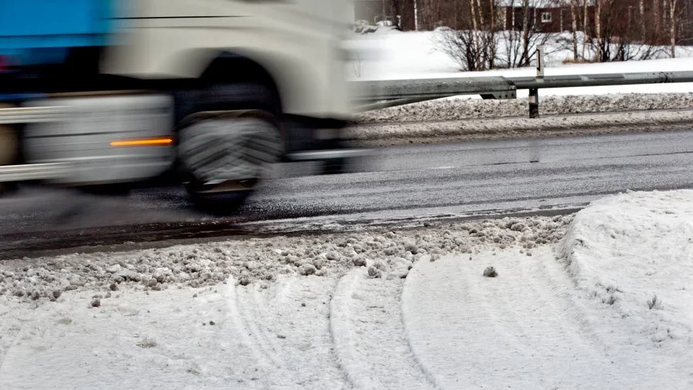 Spår i snön. Hjulspår i snön vittnar om att utfarten används.