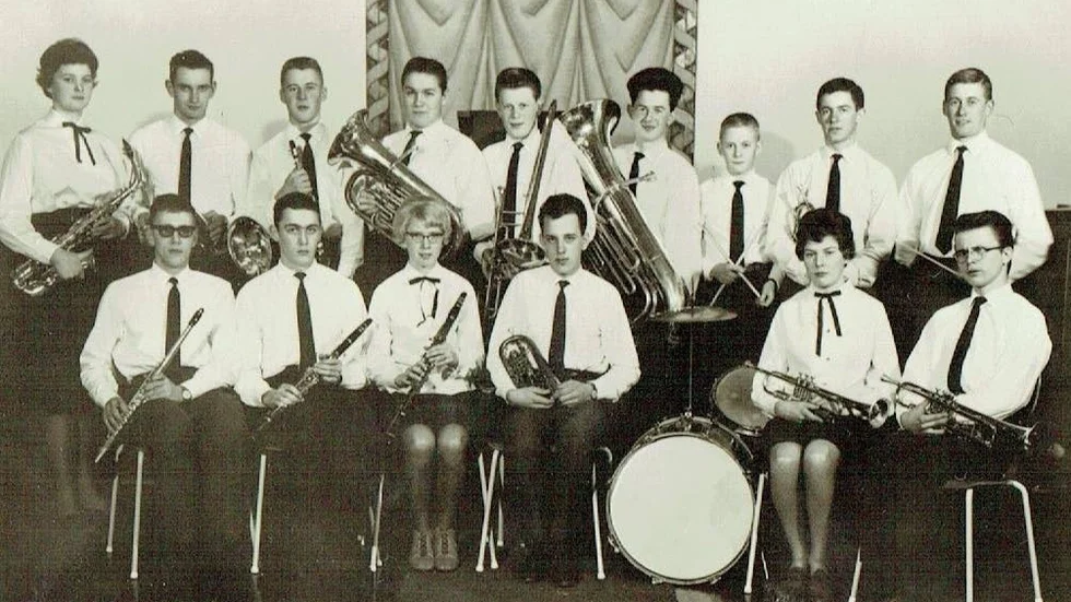 BLÅSORKESTERN. Norrfjärdens första blåsorkester. Främre raden; Erling Jonsson, Birger Ström, Karin Karlsson, Ingemar Häggbom, Barbro Andersson och Roger Öberg.
Andra raden: Anna-Lena Holmdahl, Bertil Viklund, Stig Sandlund, Gunnar Viklund, Gösta Viklund, Erling Viklund, Staffan Sandlund, Frank Lind och Sture Sandlund.