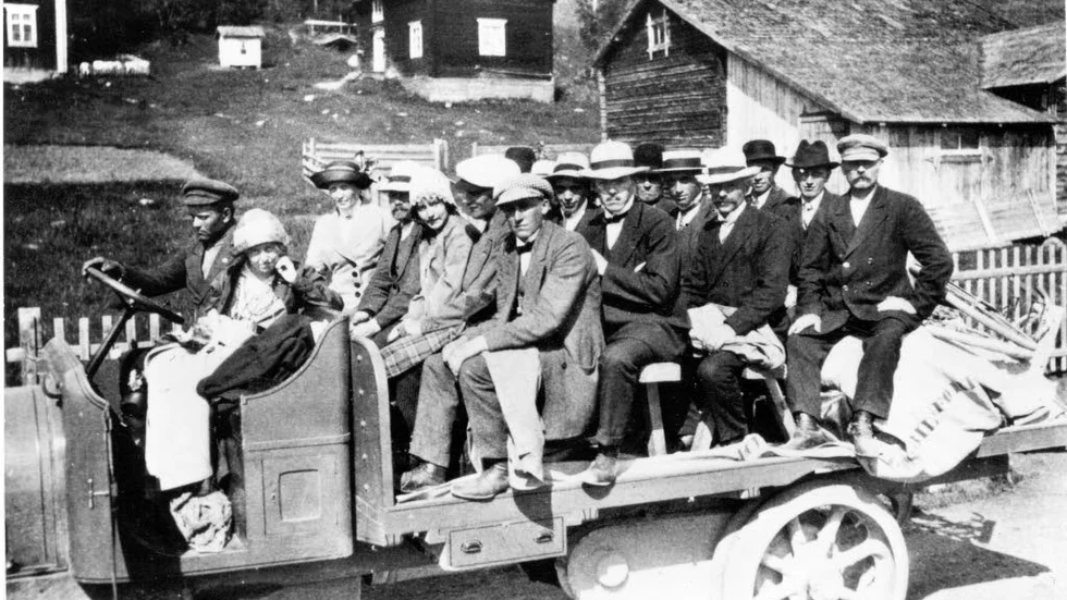 Okänd Linjetrafik. Första turbilen mellan Arvidsjaur och Jörn kom 1920, här med stopp i Glommersträsk. En ny bil vid denna tid kostade kring 2000 kr. Bensinen kostade 15 öre per liter och lastbilen drog 3 liter per mil.
