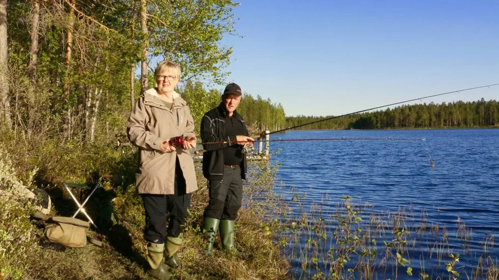 Ingen fisk. Makarna Lilian och Staffan Lindgren från Furulund, Bergsviken, hade inte fått fisk när PT hälsade på. "Det nappar, men vi får inte upp dem".
