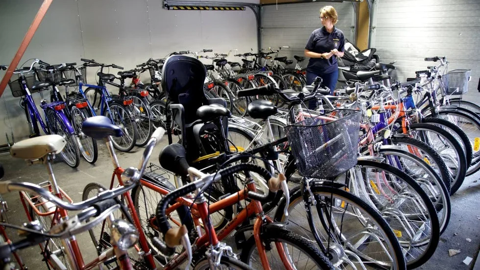 Cykelstölder. Varje dag stjäls 262 (!) cyklar i Sverige. En del hamnar här hos polisen och kommer tillbaka till ägaren, men många är spårlöst borta. (Arkivbild)