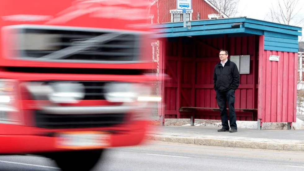 Tung trafik. Det dånar ofta förbi lastbilar när barnen ska kliva av bussen. Det oroar Harry Granlund och hans busschaufförer som vill sänka farten till 60 ­kilometer i timmen.
