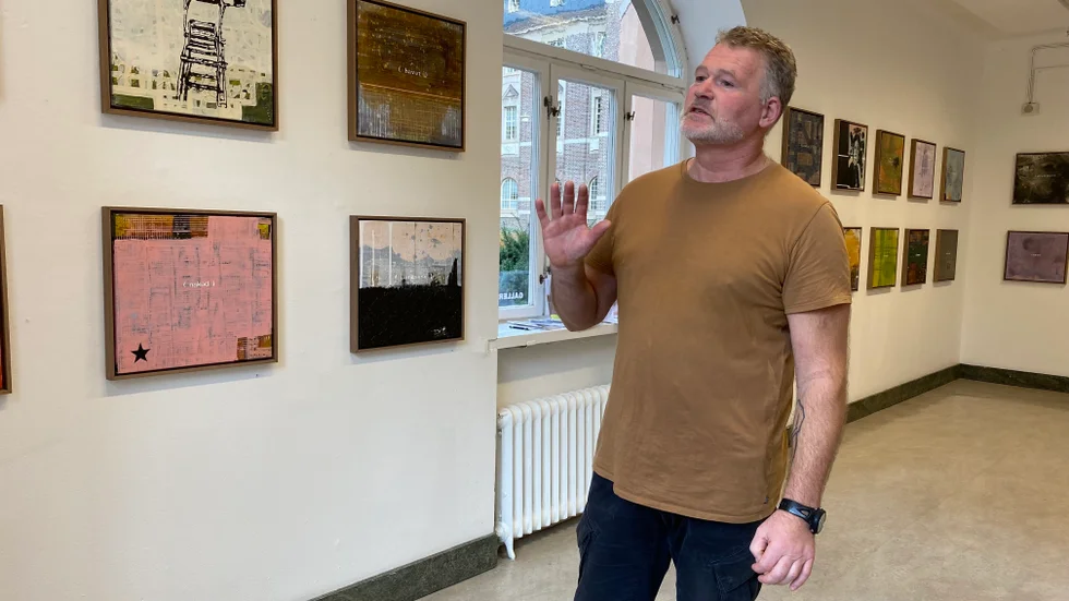 Asle Nyborg vid sin serie "Substrat", en hyllning till inspirationskällan böcker och de viktiga biblioteken, på Galleri Kronan i Norrköping. Utställningen, med vernissage i dag, lördag, visas fram till den 30 oktober.