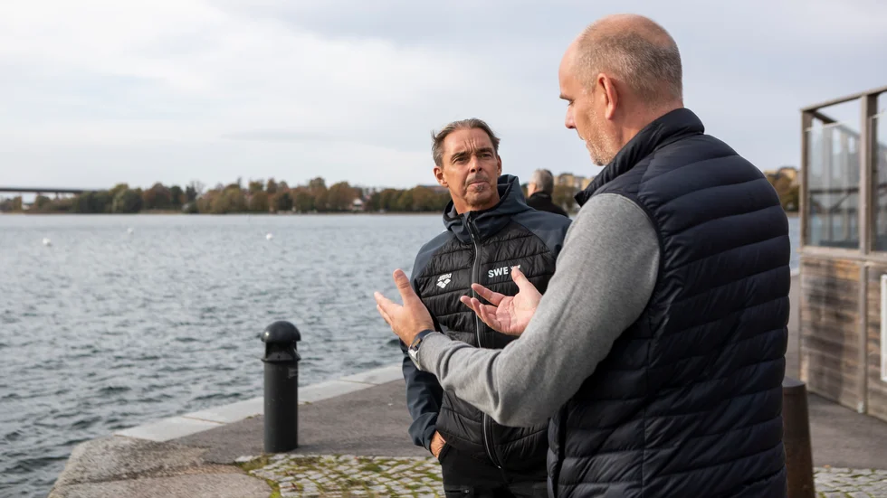 Svenska simförbundets sportchef Hasse Nilsson lyssnar till Motala simsällskaps Marcus Wernström planer för SM i öppet vatten. Ett mästerskap som Nilsson tycker Mss förtjänar att få arrangera. 