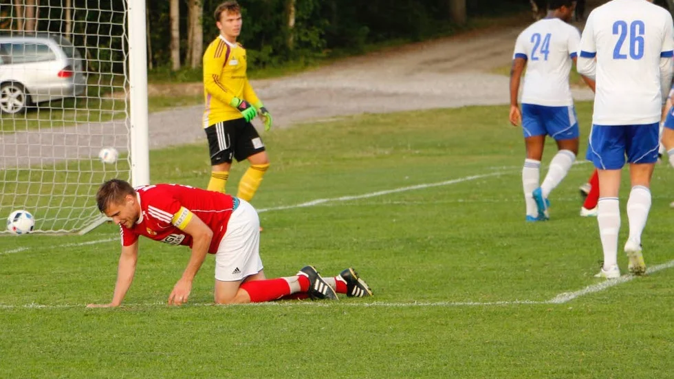 AJAJ. Niclas Nilsson tvingades utgå i andra halvlek efter en lårkaka.
Hemmingsmark