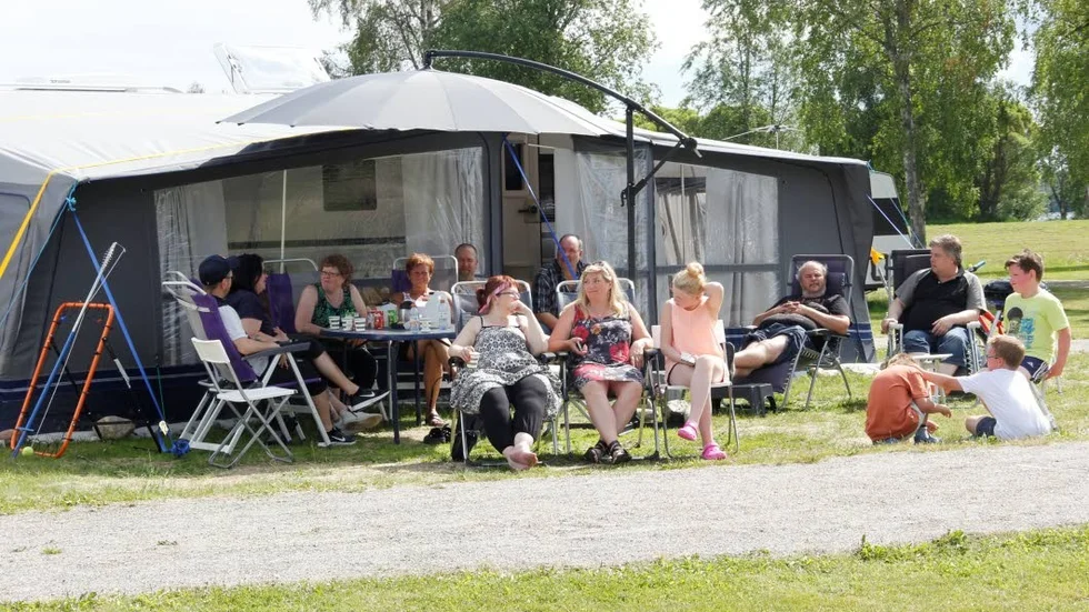 Campade. En del midsommarfirade i förtält och husvagn.