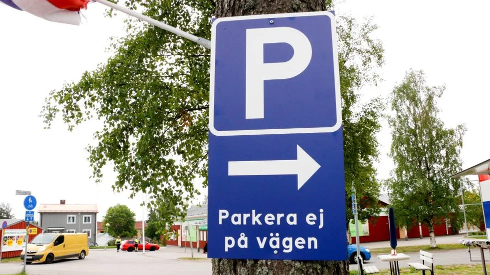Det är förbjudet att parkera på vägen. Ändå gör kunderna det.
