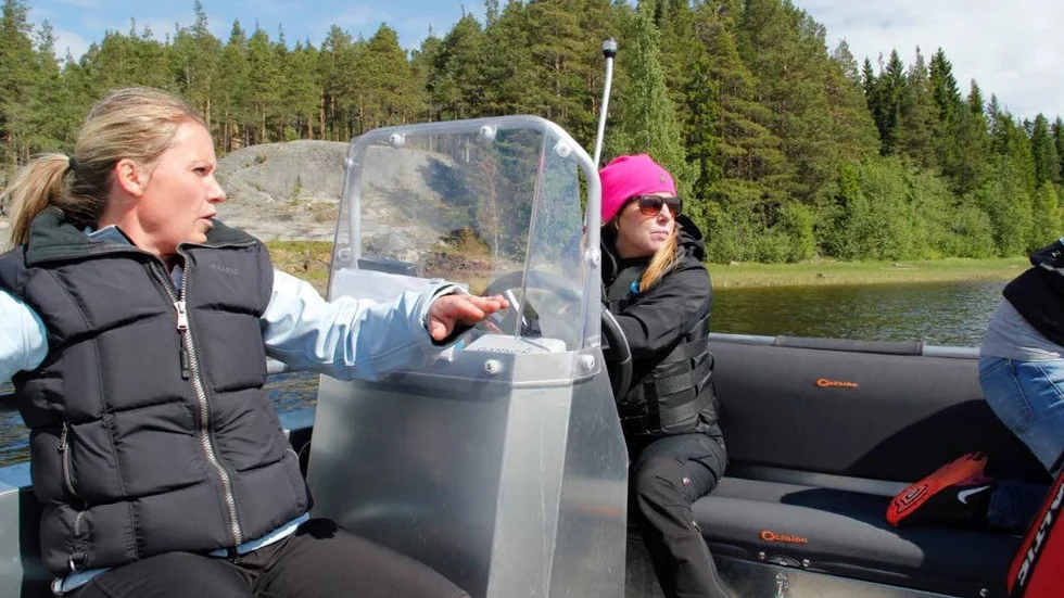 Manöver. Ida Svensson, Kåge båtklubb, ger manöver instruktion till Marlene Lundqvist där det handlar om att backa ut från bryggan.