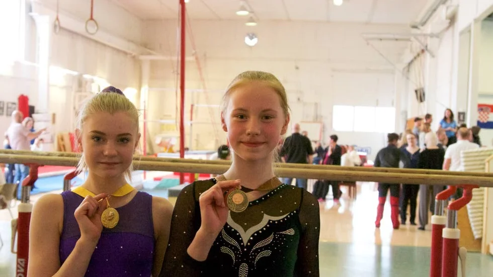 MEDALJÖRER. Älvsbytjejerna Frida Engman och Embla Lundström visar upp guldet respektive bronset.