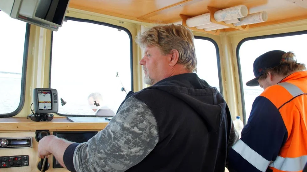 Styrde. Pär Nyström, skeppare på hamnbogseraren Stig av Piteå var först med att köra nya Bondökanalen.