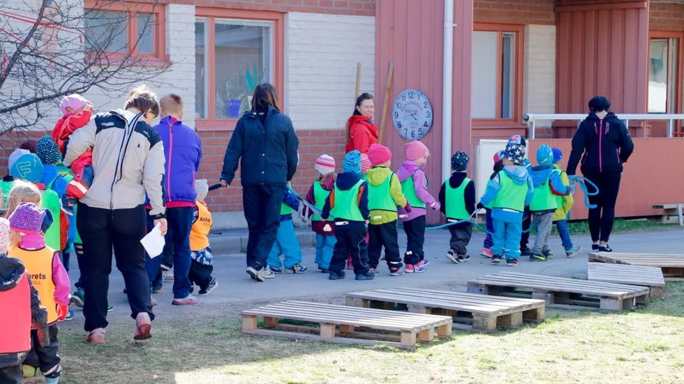 Baklängesmarsch. På Barnsäkerhetens dag deltog Ankarets förskola, det har de även gjort i flera år tidigare.