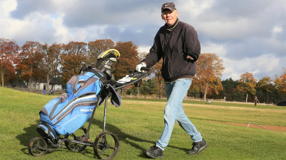Kjell Nilsson föddes med en och en halv arm, men det hindrar honom inte från att spela golf. Det går bra ändå, säger han.